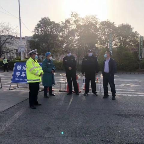 交通执法人员坚守一线防控疫情不放松
