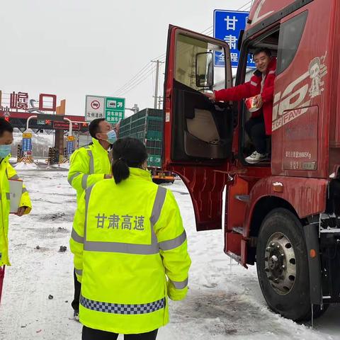 大雪封路不封情   爱心服务送温暖