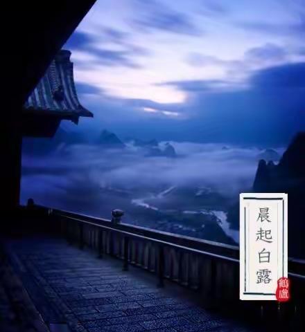 立秋时节，轻风翻阅岁月记忆，云朵舒卷无尽情谊，淡淡的心情，轻轻的问候，愿凉爽相伴，祝幸福相随。