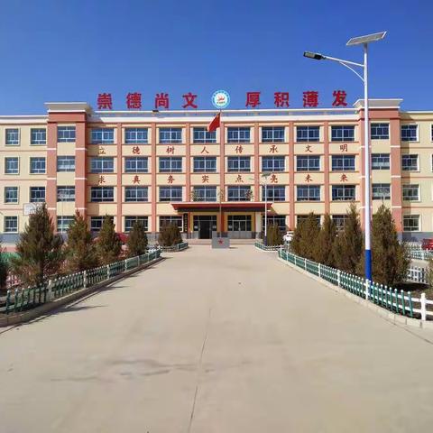 草滩小学校园绿化美化工作进行中
