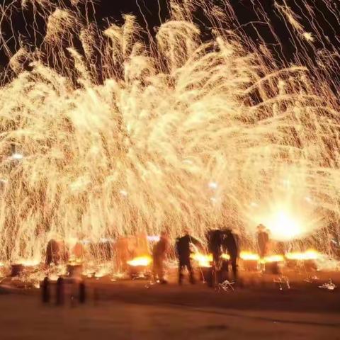 【聚焦龙王沟】流火似金 灿若星辰～非遗打铁花震撼来袭！