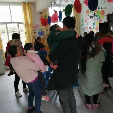 王咀幼儿园《元旦节》亲子活动。12月31日下午，我园全体幼儿和家长进行一次有代表性的活动。