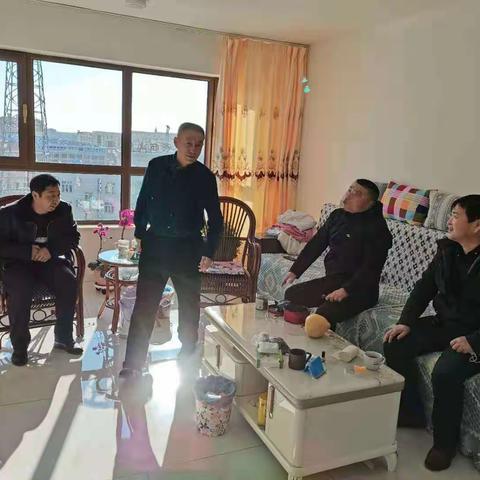 罕达罕中心学校领导春节前走访慰问退休老党员老教师