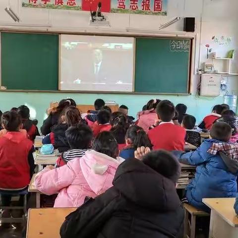 曲亭小学师生共同观看《改革开放四十年庆祝大会》