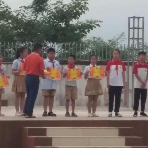 五月的鲜花依然绚丽多姿，孩子们的努力与成长此刻得以见证，各种活动的开展与参与，依旧激发他们的求知欲