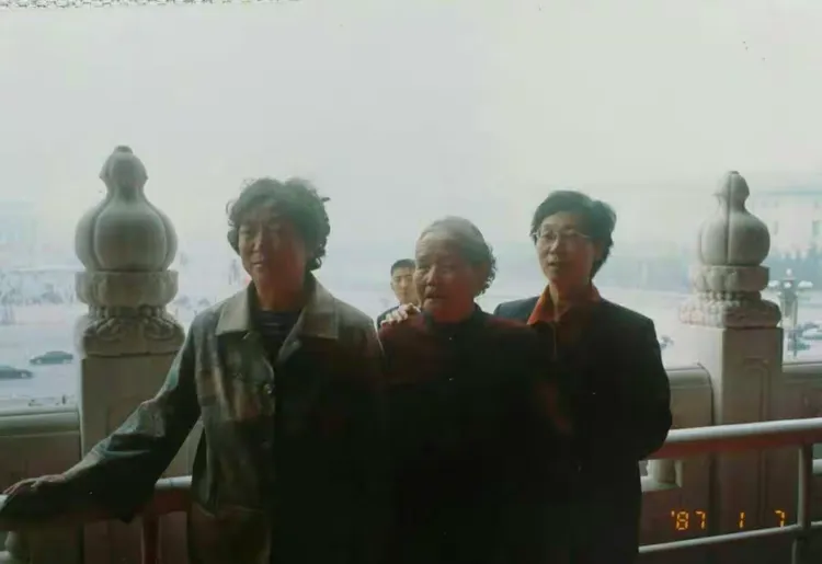 梦回往昔，与逝去六年的母亲静默重逢