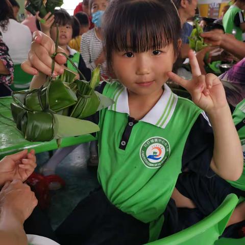 “粽情端午，亲子同乐”巨口铺镇中心幼儿园中一班今天开展了丰富多彩的端午节亲子活动