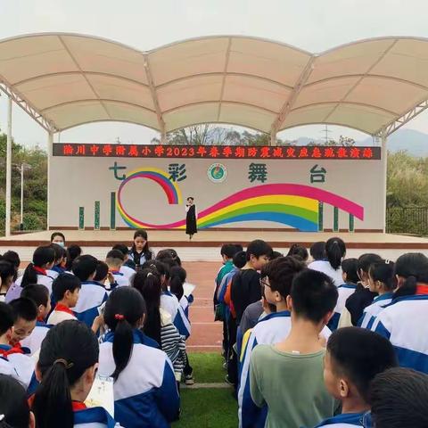 防震演练强意识   逃生技能记心中