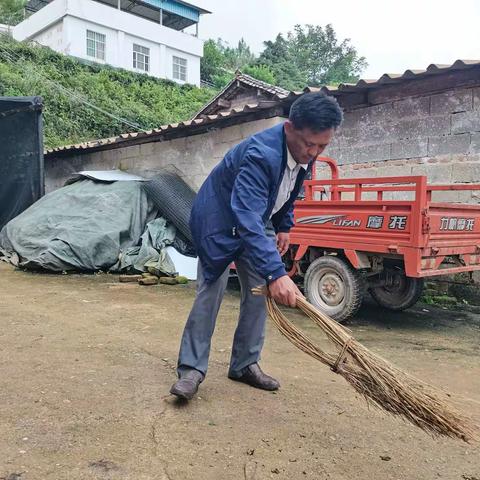 柏枝村班子成员整治环境卫生