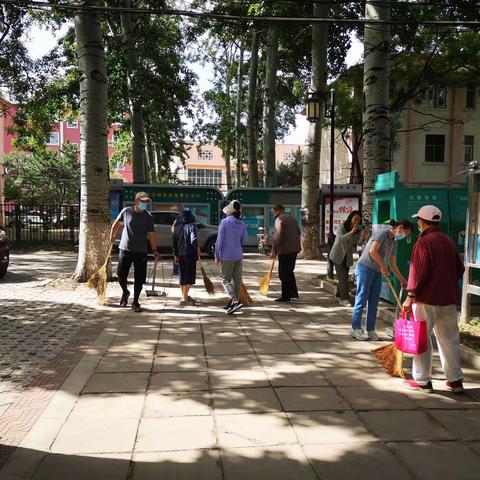 国防大学社区开展“行使命、齐动员”清扫社区活动