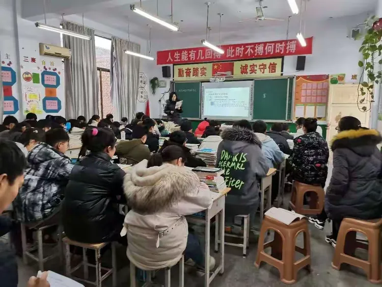 武陟县教育局教研室领导莅临龙泉一中开展听评课活动