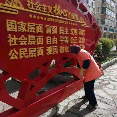 碾子山区环境卫生服务中心开展城市家具清洗行动