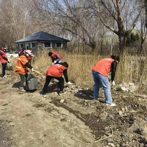 学党史    办实事    开展捡拾足球场周边白色垃圾志愿服务活动