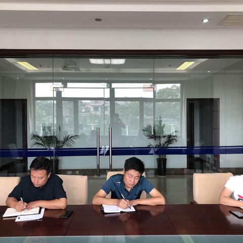 梁考绩针对花溪谷、田鑫小镇景区周边车辆拥堵问题进行调度安排。