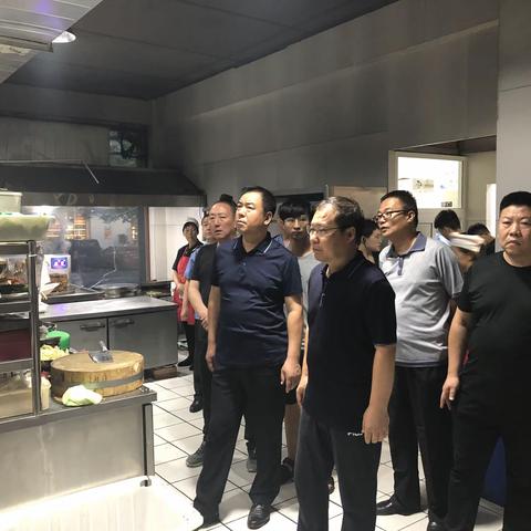 邯郸武安市政府党组成员梁考绩夜查向阳路南北两侧餐饮集中区域油烟治理和食品安全工作