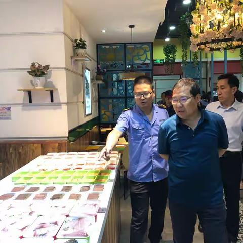 邯郸武安市政府党组成员梁考绩夜查富强路北段餐饮集中区域油烟治理和食品安全工作