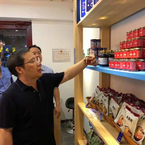 邯郸武安市政府党组成员梁考绩夜查中兴路至富强路北段餐饮集中区域油烟治理和食品安全工作