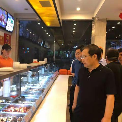 邯郸武安市政府党组成员梁考绩夜查体育路（西岭湖两侧）餐饮集中区域油烟治理和食品安全工作