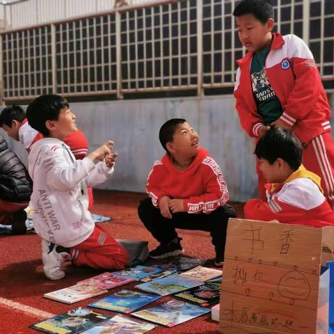 热闹热情的三一班跳蚤书市