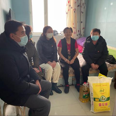新右旗第一中学深入结对单位阿镇克尔伦社区共同慰问辖区老党员