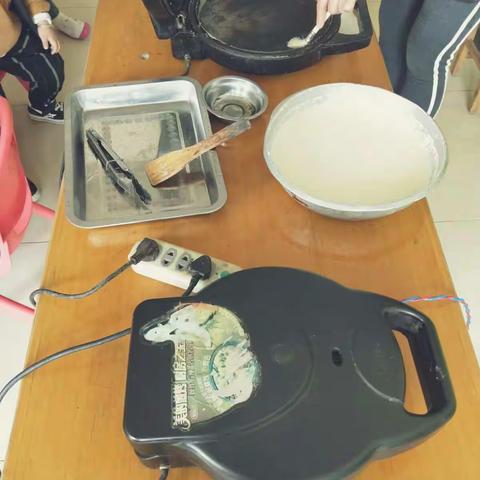 今天下午我们开展了一次“自己动手做点心”活动，看我们的精彩分享！感受动手的快乐😊