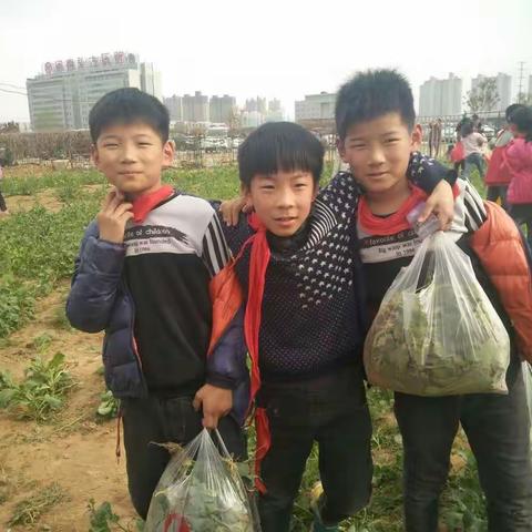 收获满满，再热的天也挡不住孩子们的热情，这会儿，你们都是可爱的小天使。