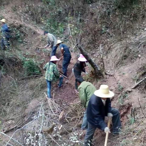 团结就是力量，老悟村小组积极投工开挖饮水管道，解决生活用水难问题。