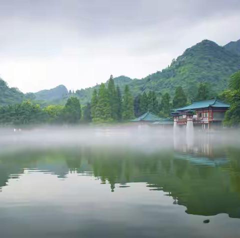 西湖琼楼烟雨中
