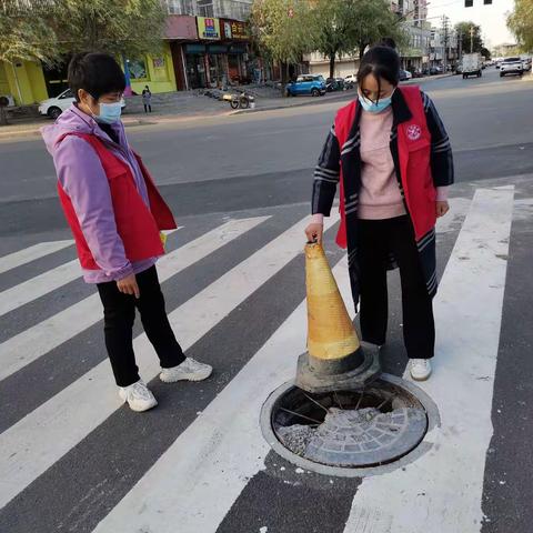 道路井盖被压坏 社区协调解民忧