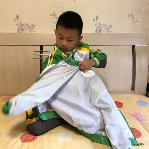 叠衣服小能手养成记---108班正立中队张皓博