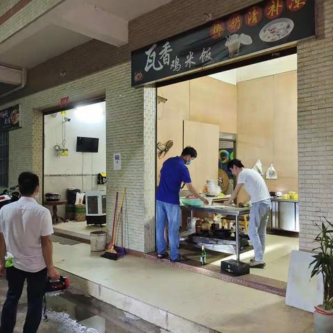 潭才村民小组干部连夜入商铺、超市、娱乐场所、出租屋等排查登记，督促各法人做好疫情防控工作