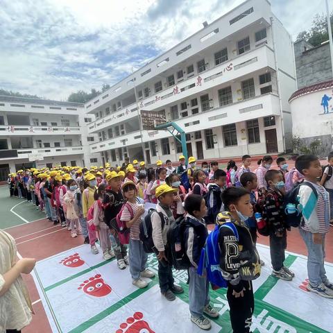 放学路队亮风采，精细管理见成效