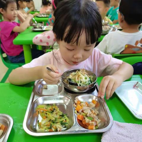 最美的生活🌈大概就是把平淡的一日三餐精致🍱，在烟火气里，不忘远方🖼，心中有诗意处处有，