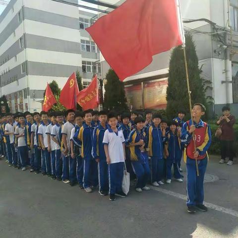 五月十三日下午，实验中学组织学生们徒步走。这也是一项体能训练，让孩子们在学习中增加体能，在大自然中找知识