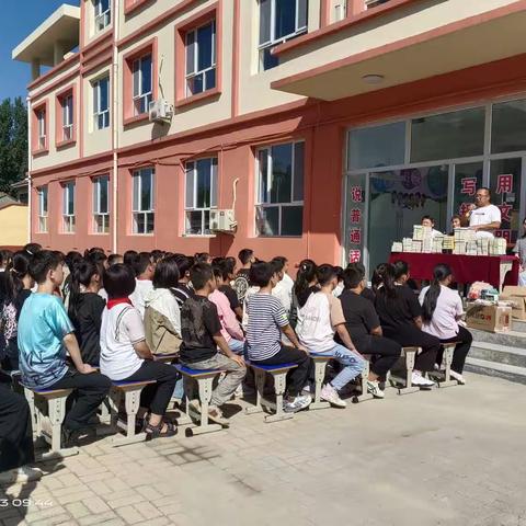 大爱无疆 捐书爱生