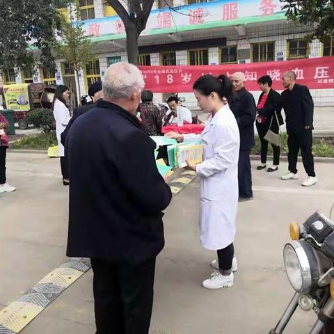 试量镇卫生院开展全国高血压日宣传活动。