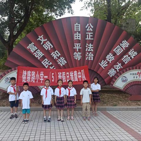 雷锋精神，人人可学，奉献爱心，处处可为。