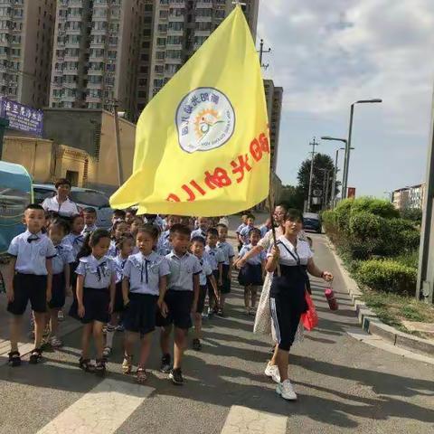 新阳光幼儿园走进小学实践活动 让宝贝们增强了合作意识  激发了宝贝们对小学生活的向往