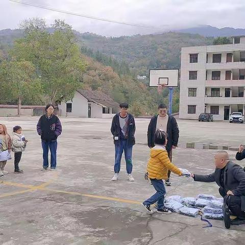 捐赠爱心校服，情系乡村教育