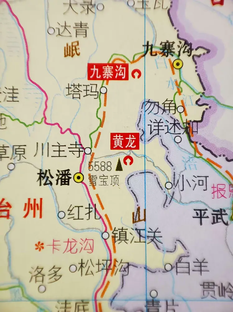看地图.黄龙属于阿坝州的松潘县,岷山山脉的南麓,看地图