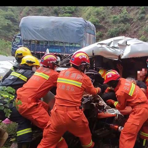 南涧：速救车祸被困司机