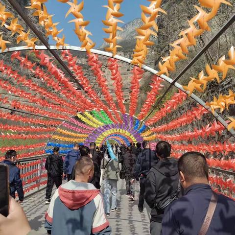 春日游 桃花吹满头