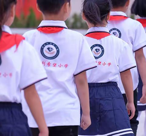 情怀故里 心系校园——上海金伯利钻石集团有限公司总裁董搏先生携家人到金伯利希望小学参观考察