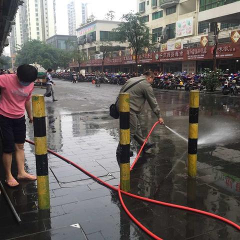 化粪溢出引恶臭，联勤联动解民忧——海口港社区居民工作站网格前端高效处理路面污染物