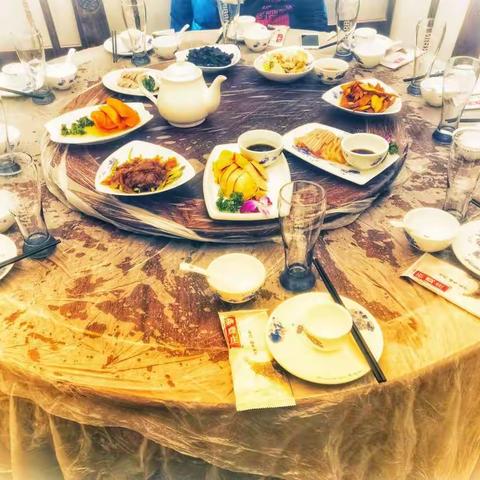 除夕的一家人团聚喝酒，狗年大吉！快乐健康！