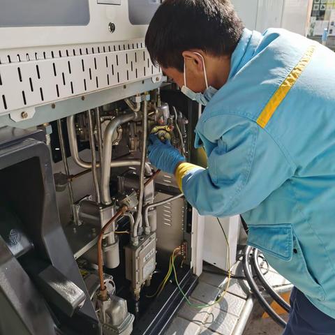 响台加油站开展设备设施的清洁维护