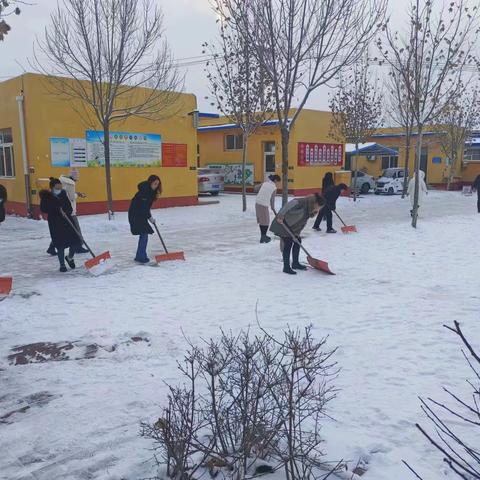 万庄镇各校园齐心协力清理校园积雪