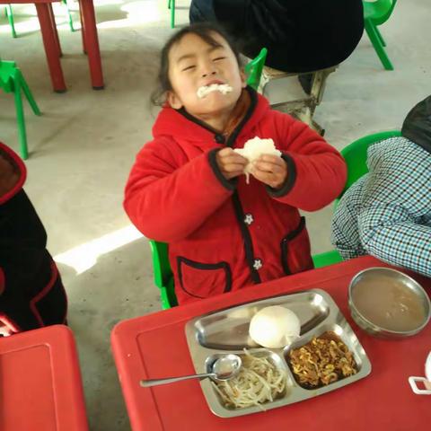 张亦乐吃饭表情