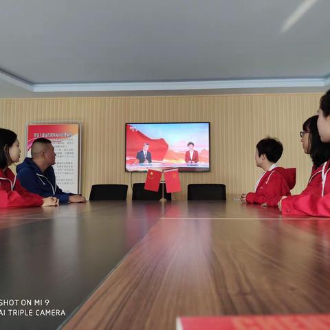 天泰寺街街道和平街社区组织工作人员观看庆祝中华人民共和国成立70周年大会