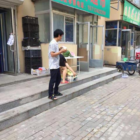 【苏区创卫】执法局解放二勤务区清理店外摆放、占道经营